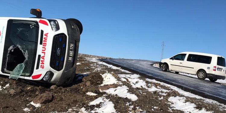 Kars’ta hasta almaya giden ambulans takla attı