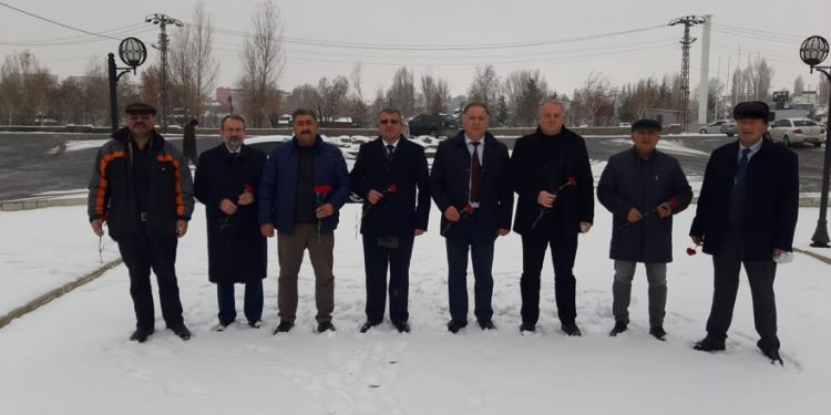 Azerbaycan’dan getirilen toprak Soltan Bey Paşabayoğlu’nun mezarına döküldü