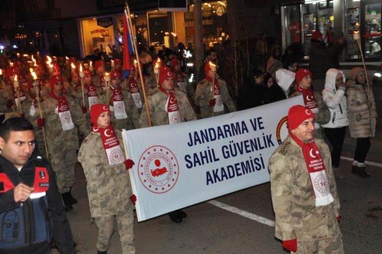 Sarıkamış şehitleri için 10 binlerce kişi meşalelerle yürüdü