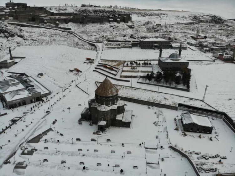 Nisan ayında beyaza bürünen Kars havadan görüntülendi