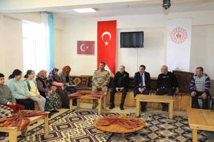 Vali Öksüz, depremzedelerle bir araya geldi