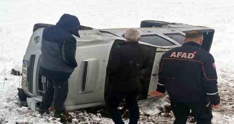 Ardahan'da direksiyon hakimiyetini kaybeden kamyonet devrildi