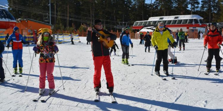 Kristal kar üzerinde gitar eşliğinde kayak keyfi