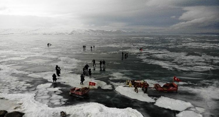 Çıldır Gölü'nde buzlarla vals
