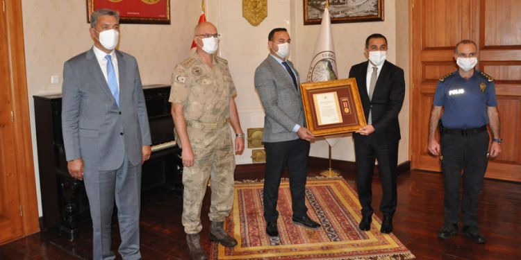 Malul Gazi Uğur Edizer’e Devlet Övünç Madalyası verildi