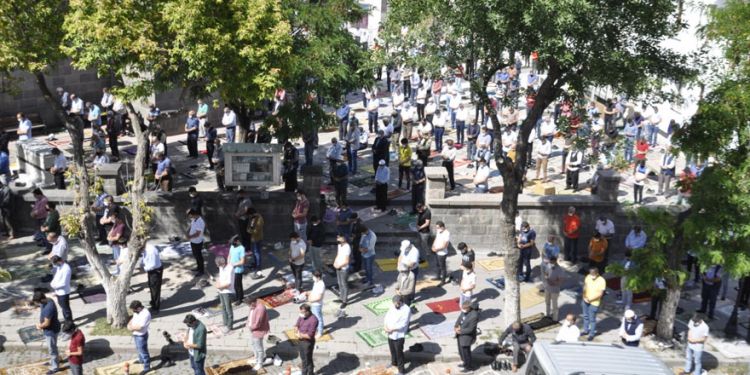Önümüzdeki Cuma namazı caminin içerisinde kılınacak
