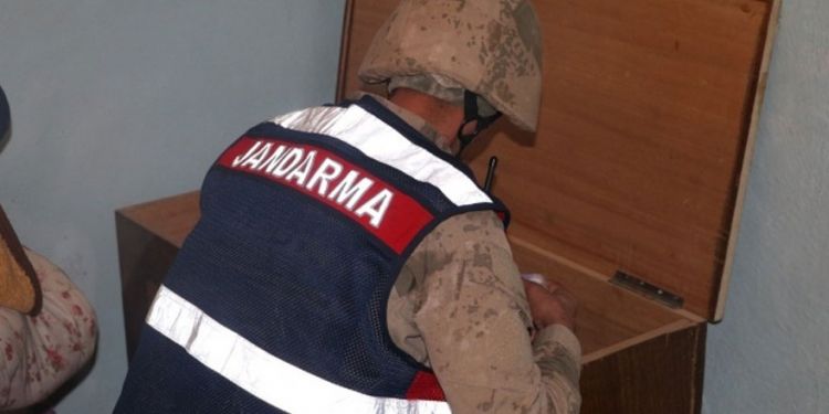 Kars’ta ruhsatsız silahlar ve tarihi eserler yakalandı