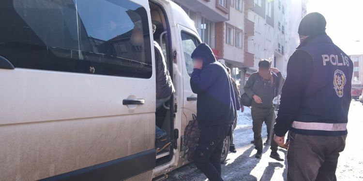 Kaçak giriş yapan göçmenler yakalandı