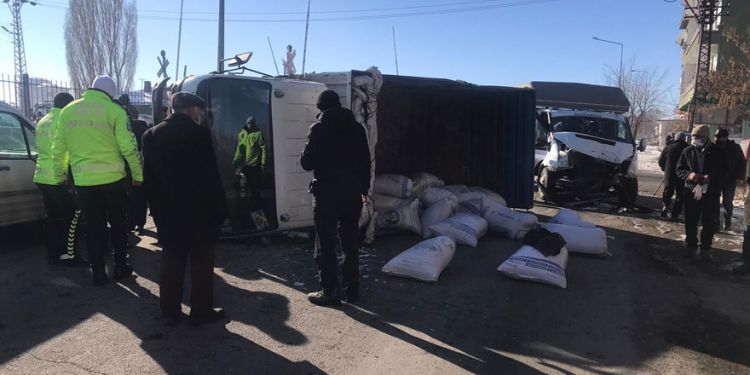Kars'ta iki kamyonet çarpıştı