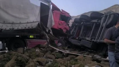 2 tır çarpıştı sürücüleri yaralandı