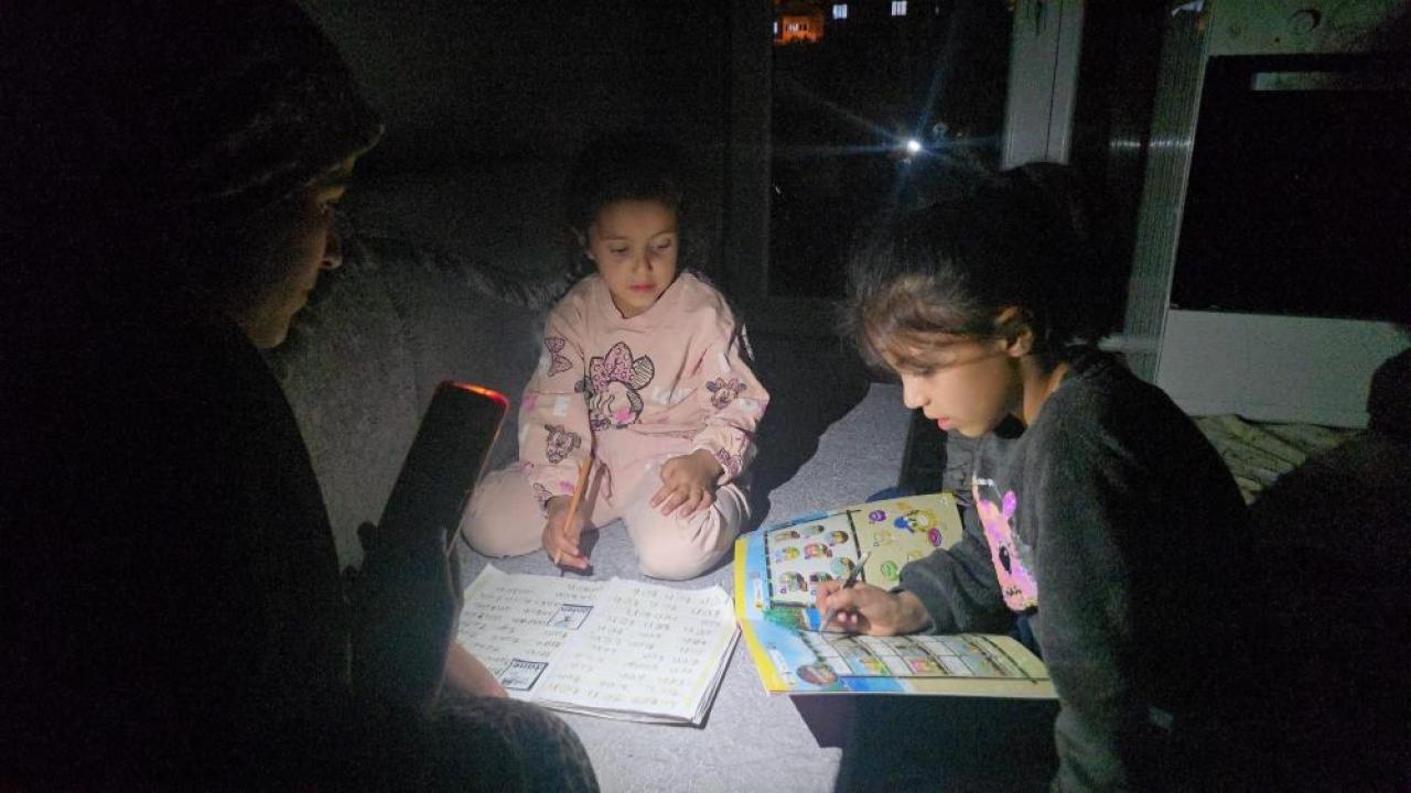6 aydır elektriksiz yaşayan aile yardım bekliyor