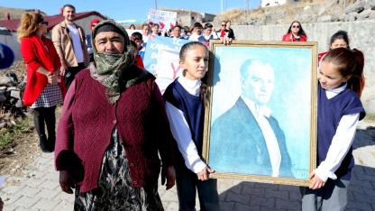 79 yaşındaki Seher Nine, ilkokulda ezberlediği şiirleri okuyarak gururlandırdı