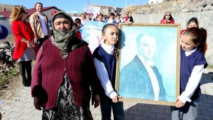 79 yaşındaki Seher Nine, ilkokulda ezberlediği şiirleri okuyarak gururlandırdı