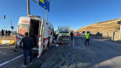 Ağrı’da ambulans kamyonetle çarpıştı: 2’si ağır 7 yaralı