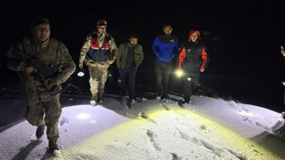 Kara saplanan araçta mahsur kalan kişileri AFAD kurtardı