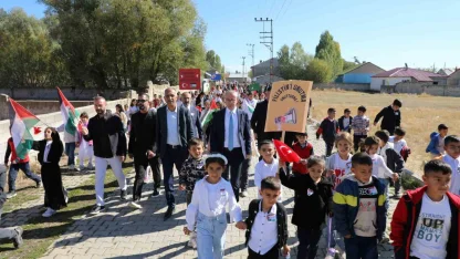 Ağrılı öğrenciler, Gazze’deki ihtiyaç sahipleri için hayır panayırı düzenledi