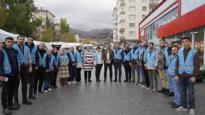 AK Parti İl Başkanı Küçükoğlu, pazar esnafında vatandaşlarla buluştu