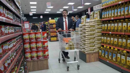 Ak Parti Milletvekili Fırat, Halk Pazarı marketinde alışveriş yaptı