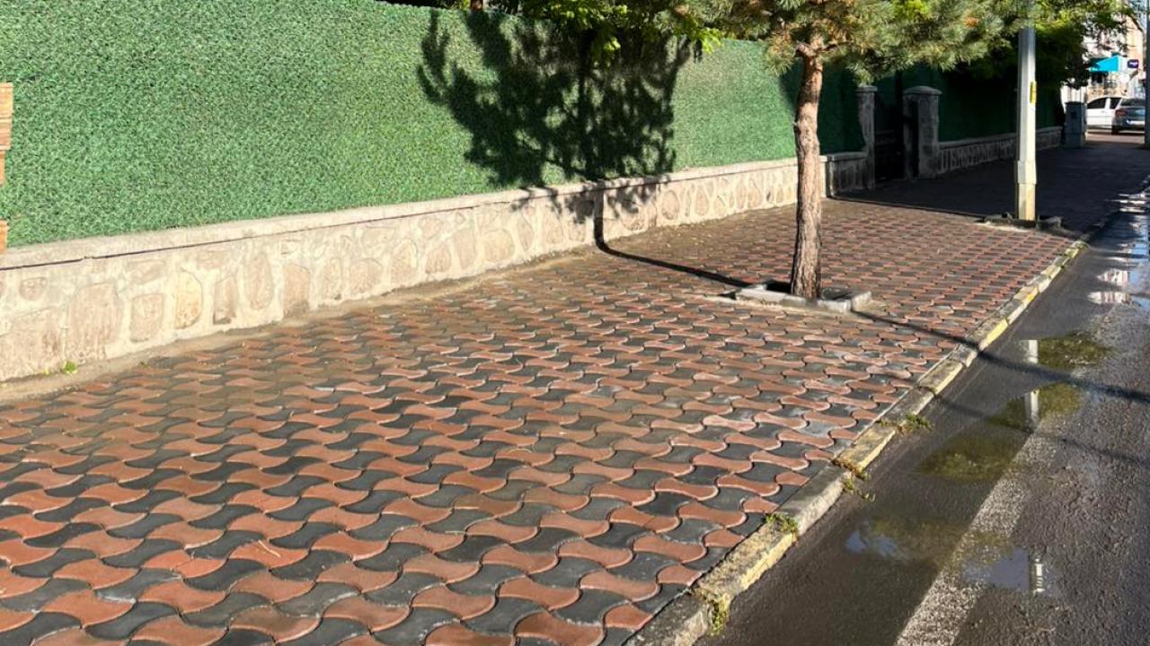 Arpaçay’da kaldırımlar modern bir görünüme kavuştu