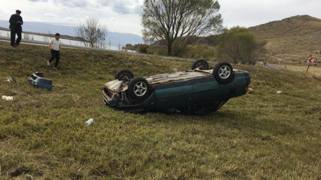Arpaçay’da yoldan çıkan otomobil takla attı
