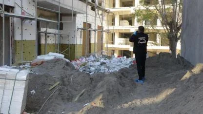 Asansör boşluğuna düşen işçi yaralandı