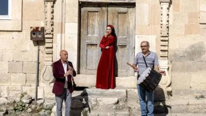Asırlık kına türküsü tarihi sokaklarda yeniden seslendirildi