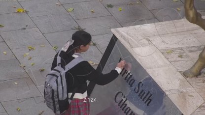 Atatürk büstünü temizleyen minik Asmin