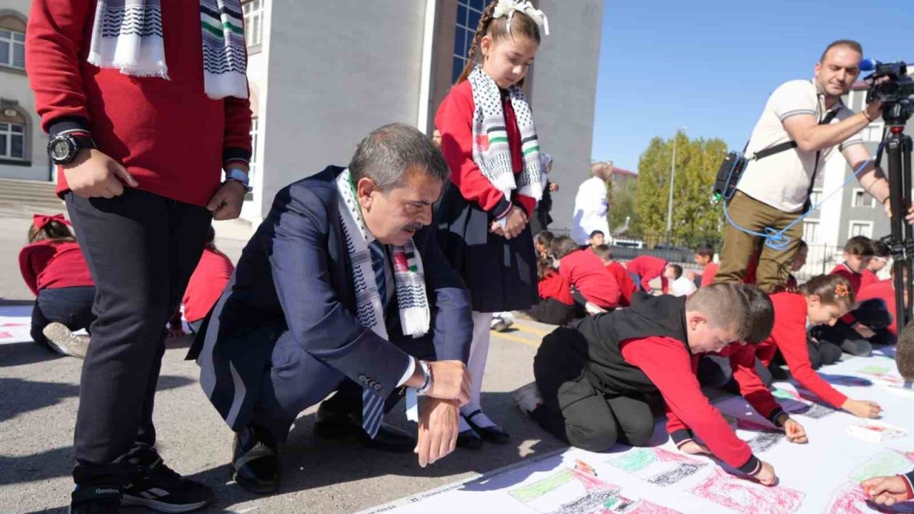 Bakan Tekin: &quot;Bu dünyayı hepimiz için yaşanabilir kılacak bireyler yetiştirmemiz lazım&quot;