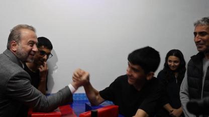 Bilek güreşinde gülümseten anlar