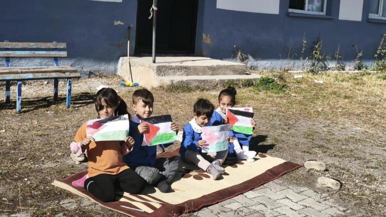 Bir tahta sıra, bir dünya vicdanı: Minik ellerden Filistin’e destek