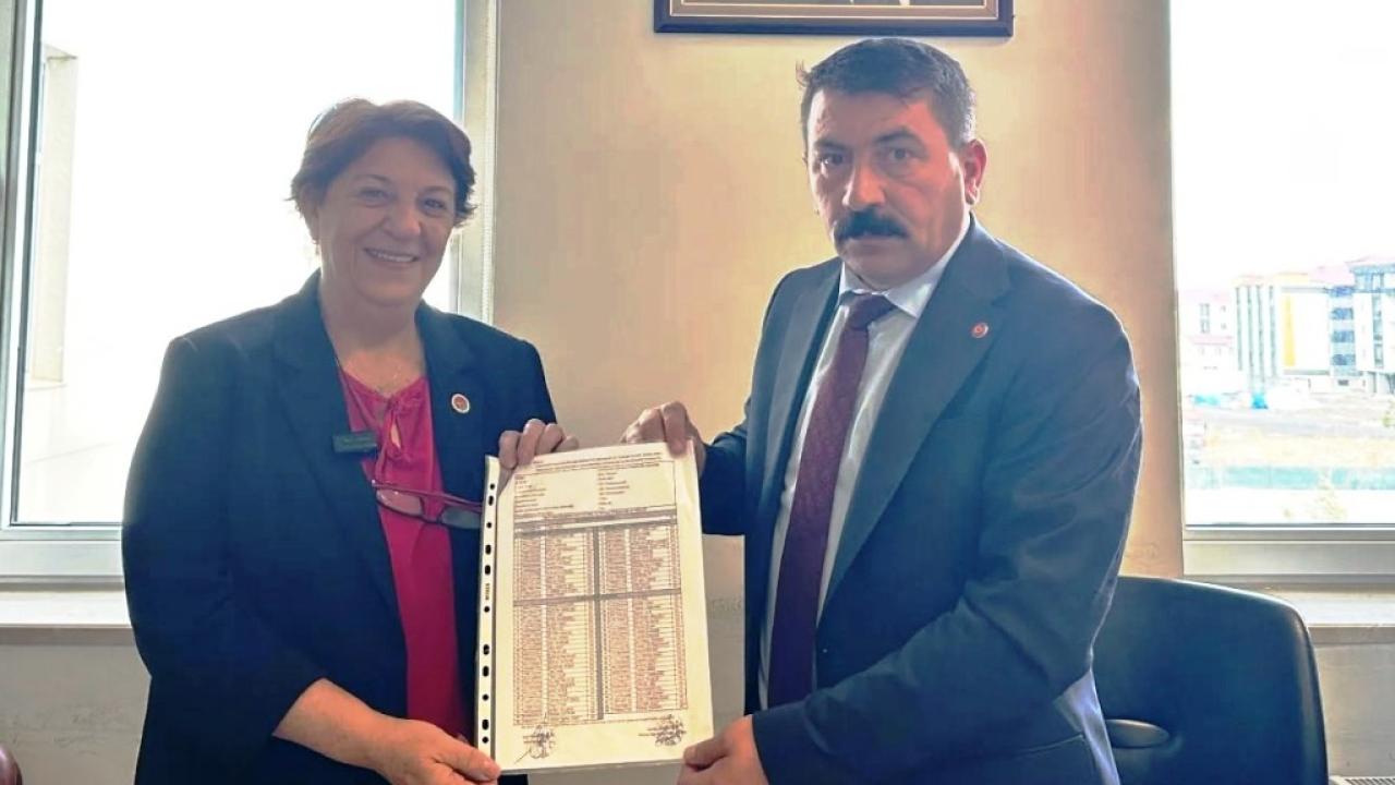 CHP Kars Kadın Kolları Başkanı Tülay Çelik mazbatasını aldı