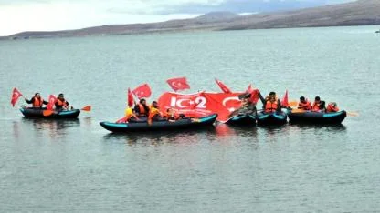 Çıldırlı çocuklar, Cumhuriyet Bayramını Çıldır Gölü üzerinde kutladı
