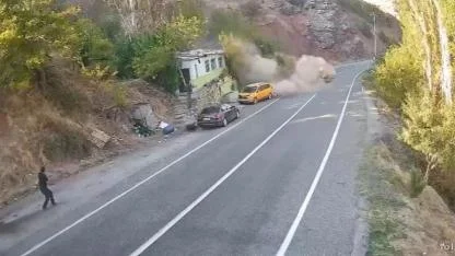 Dağdan düşen kaya parçası ev ve park halindeki araçları teğet geçti