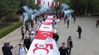 Dev Türk bayrağı eşliğinde coşkulu yürüyüş