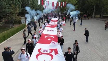 Dev Türk bayrağı eşliğinde coşkulu yürüyüş