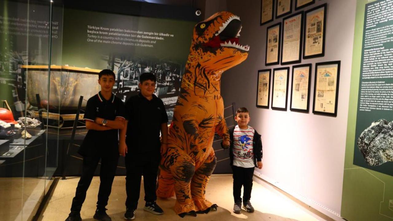 Dinozor kostümlü genç, Kent Müzesinde ilgi odağı oldu