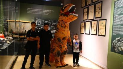 Dinozor kostümlü genç, Kent Müzesinde ilgi odağı oldu