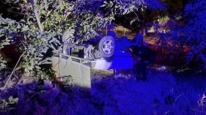 ‘Dur’ ikazına uymayarak kaçan otomobil şarampole uçtu