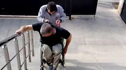 Engelli vatandaşlardan "çalışmayan asansör" tepkisi