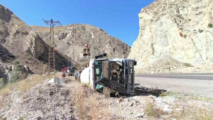 Devrilen beton mikseri Tortum Çayı’na uçmaktan son anda kurtuldu