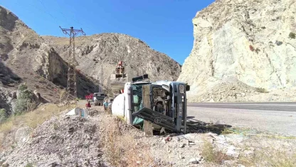Devrilen beton mikseri Tortum Çayı’na uçmaktan son anda kurtuldu