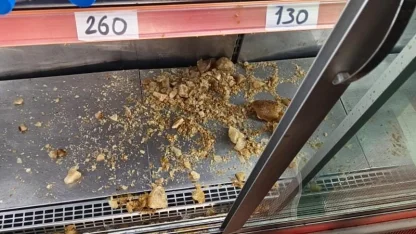 Erzurum’da iş yerinde korkutan anlar, Dolapta donan şişe patladı
