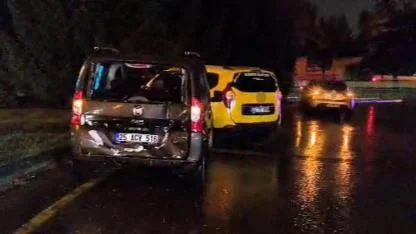 Yağışlı hava nedeniyle 8 araç birbirine girdi