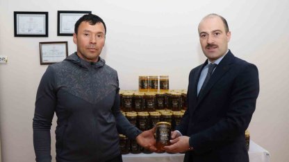 Ürettiği balları vakfa bağışladı