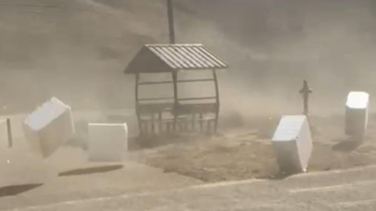 Etkili fırtına toz bulutu oluşturdu