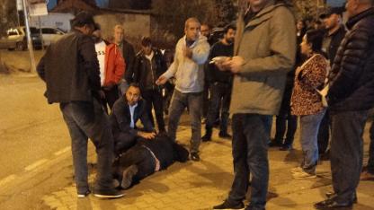 Fenalaşarak yere yığılan kişiye vatandaşlardan ilk müdahale