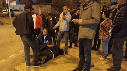 Fenalaşarak yere yığılan kişiye vatandaşlardan ilk müdahale