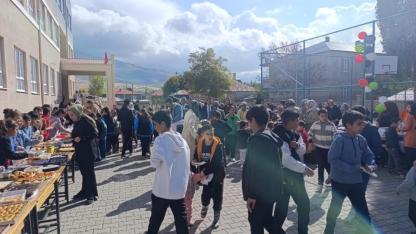 Gazze yararına kurulan panayır büyük ilgi gördü