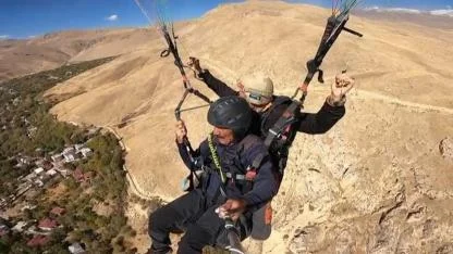 Gökyüzünde süzülen paraşütçü büyük ilgi gördü