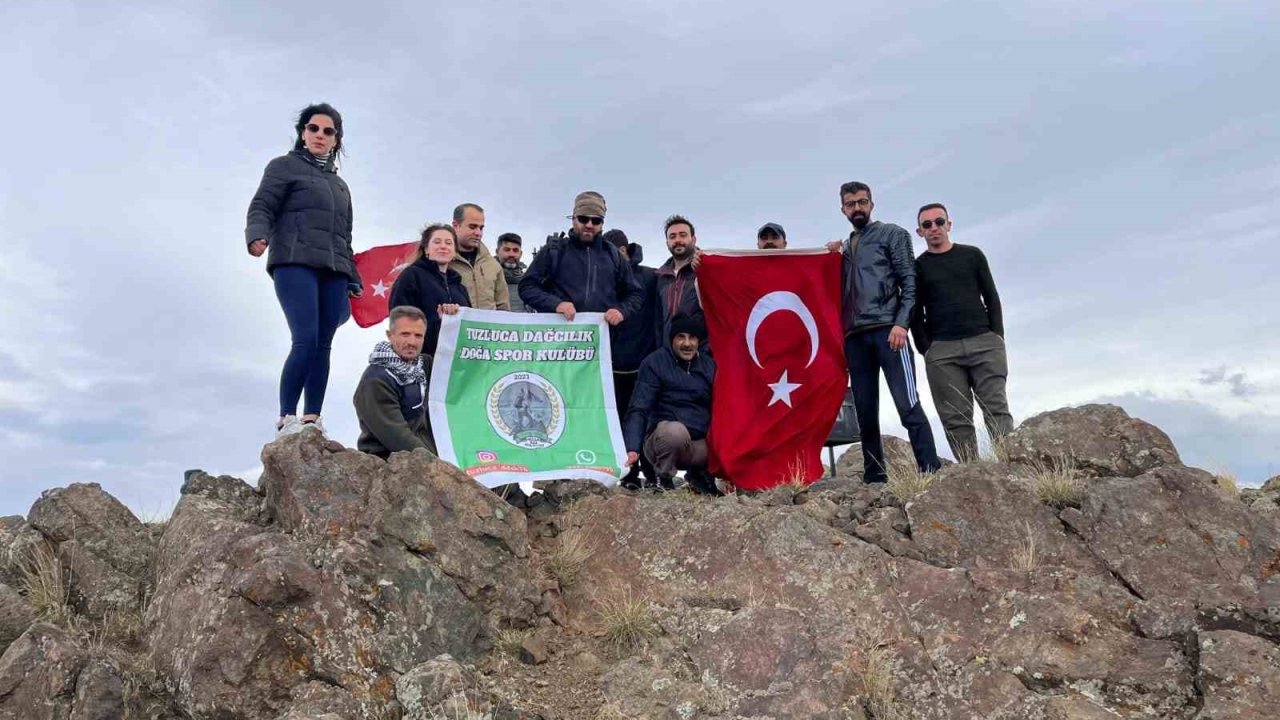 Iğdır’da dağcılardan Cumhuriyet Bayramı’na özel Tekelti Dağı zirve tırmanışı